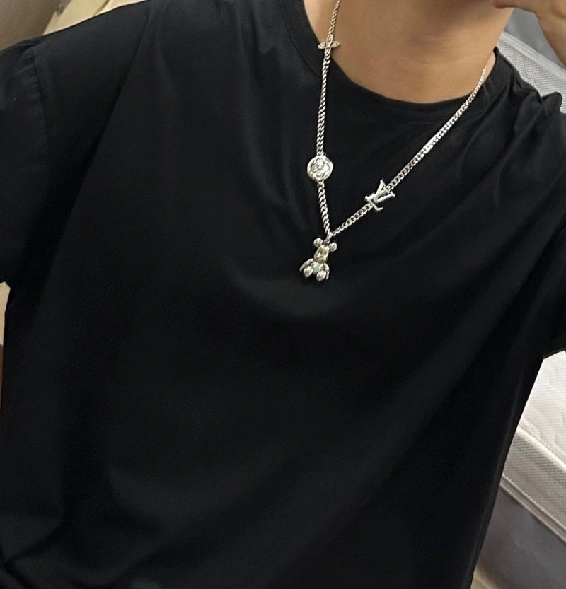 Versatile Louis Vuitton Necklaces 250442
