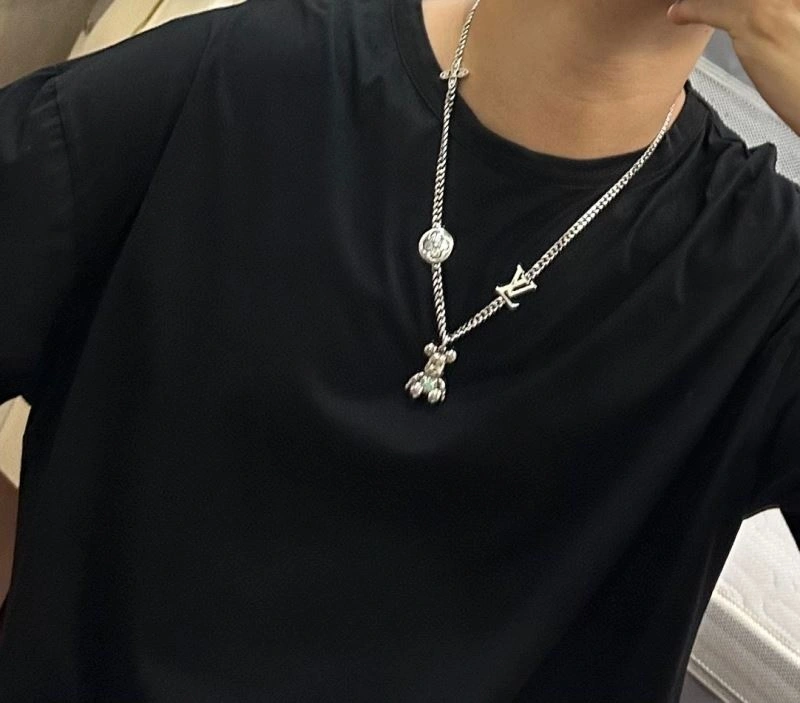 Versatile Louis Vuitton Necklaces 250442