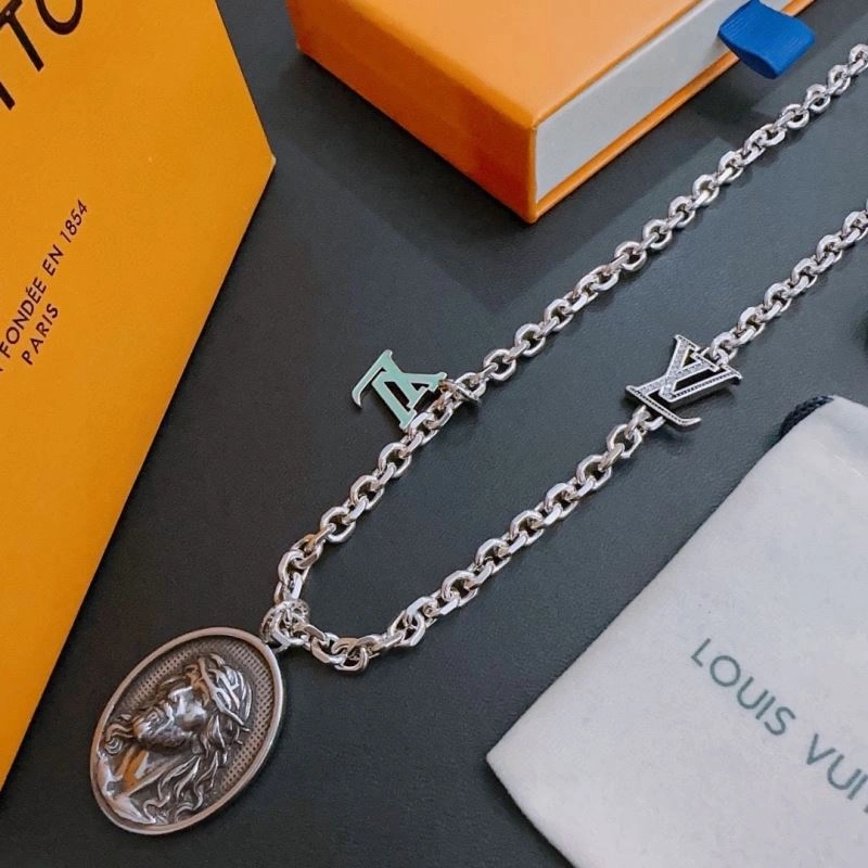 Comfortable Louis Vuitton Necklaces 250407