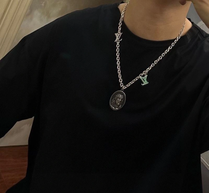 Comfortable Louis Vuitton Necklaces 250407
