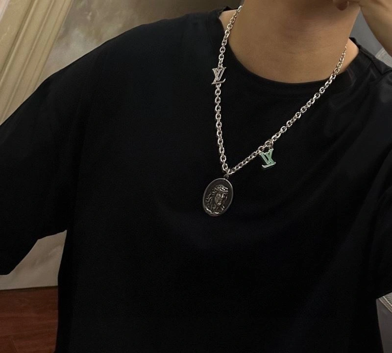 Comfortable Louis Vuitton Necklaces 250407