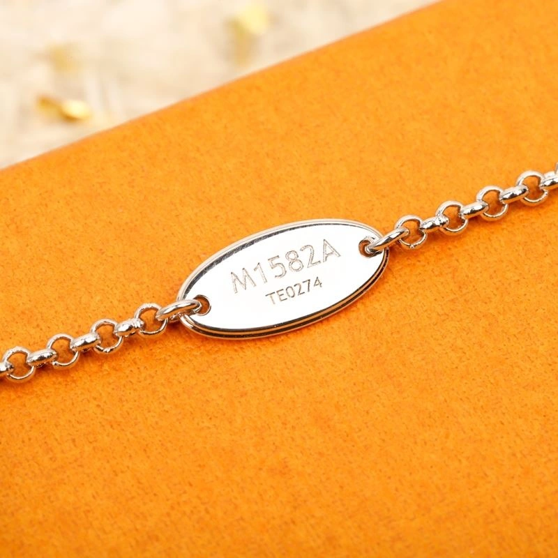 Durable Louis Vuitton Necklaces 250408