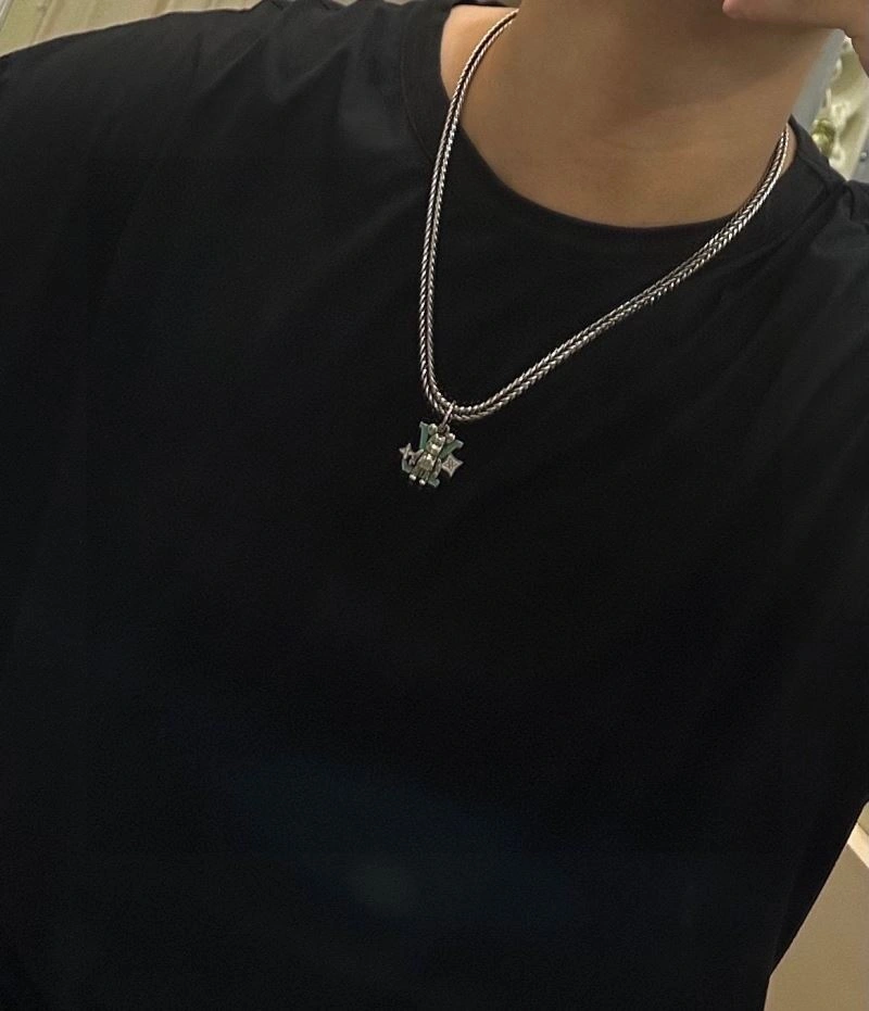 Louis Vuitton Necklaces Sleek 250430