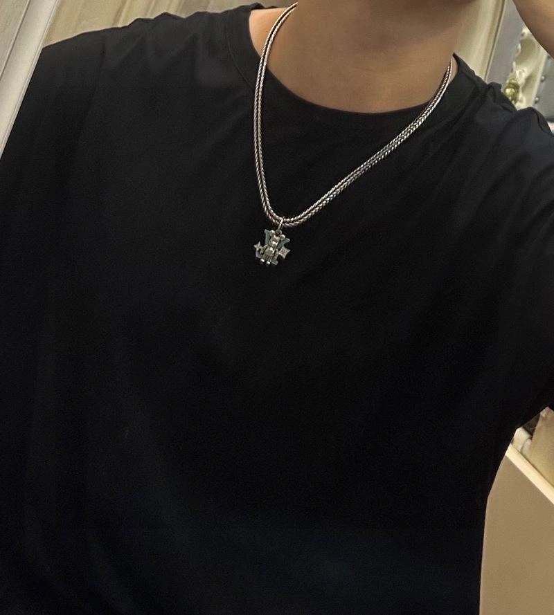 Louis Vuitton Necklaces Sleek 250430