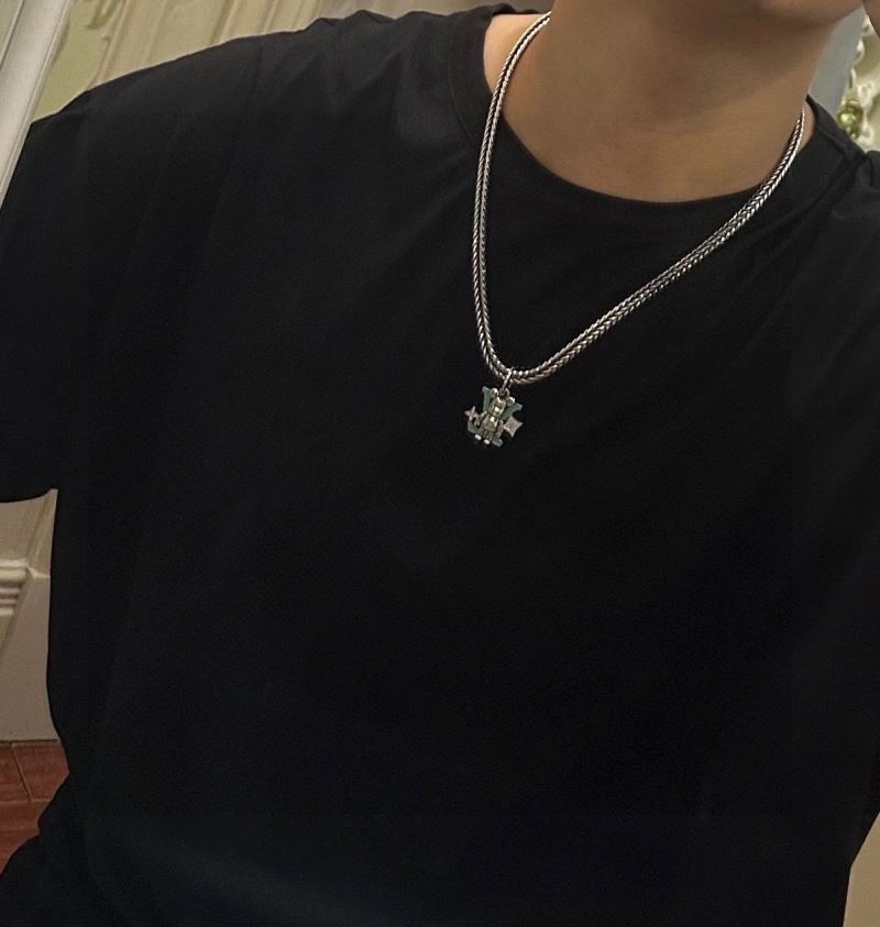 Louis Vuitton Necklaces Sleek 250430