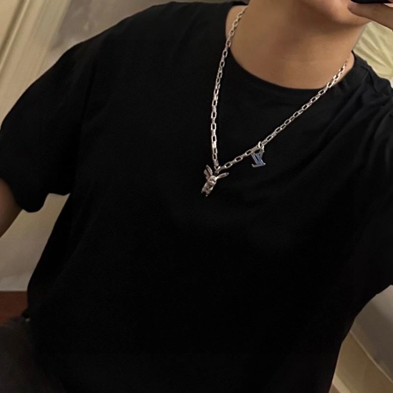 Effortless Louis Vuitton Necklaces 250411