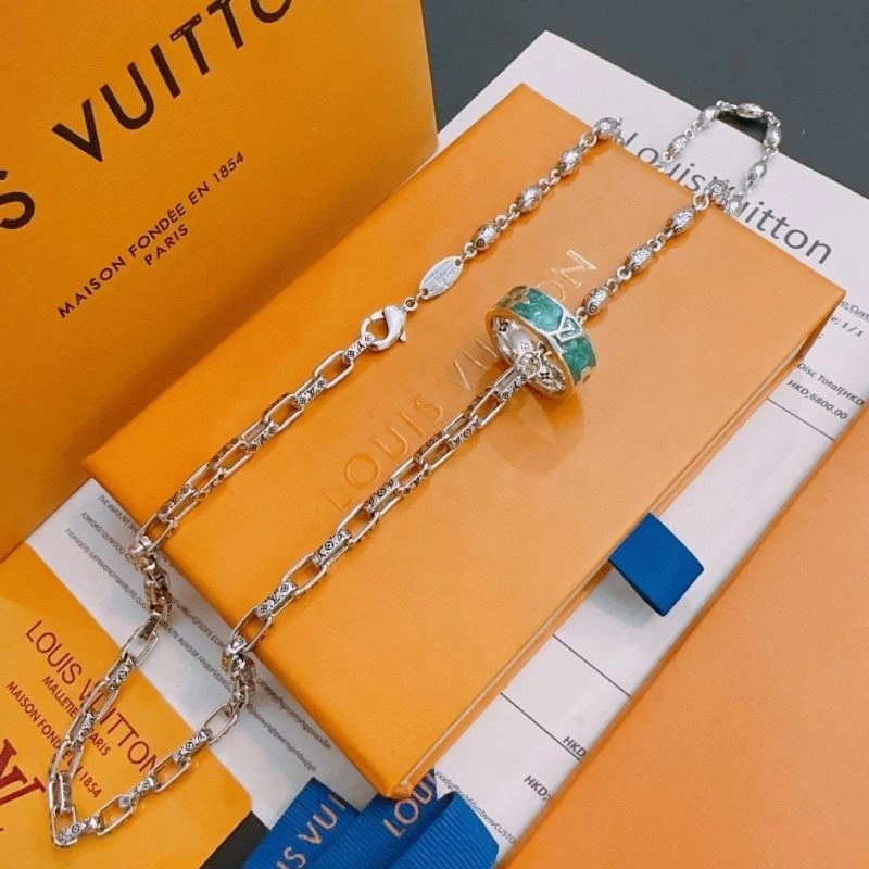 Louis Vuitton Necklaces SmoothTexture 250431