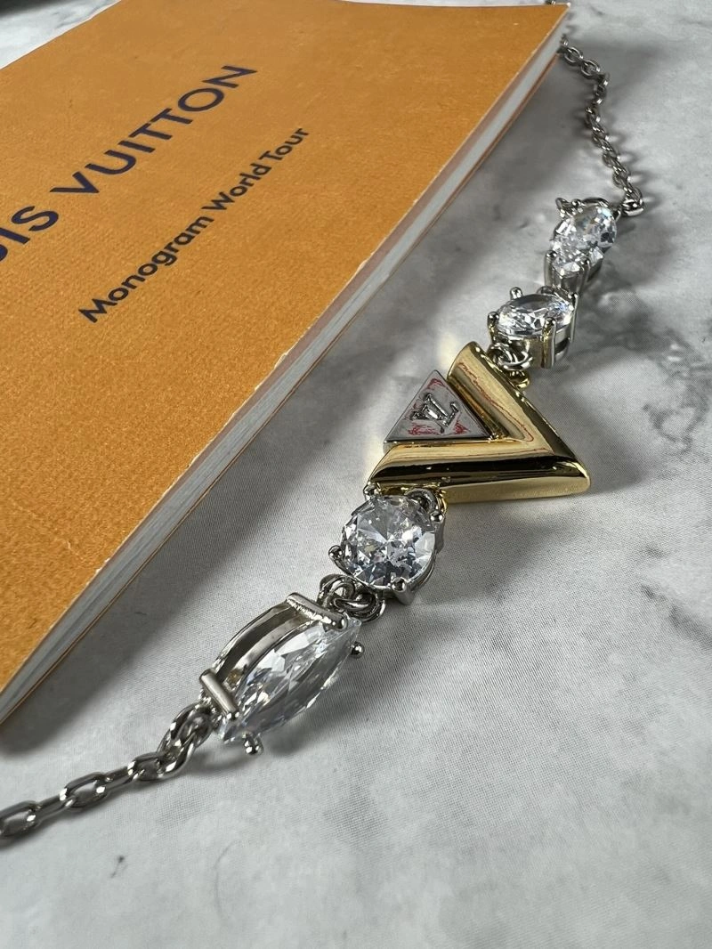 ModernLook Louis Vuitton Necklaces 250368