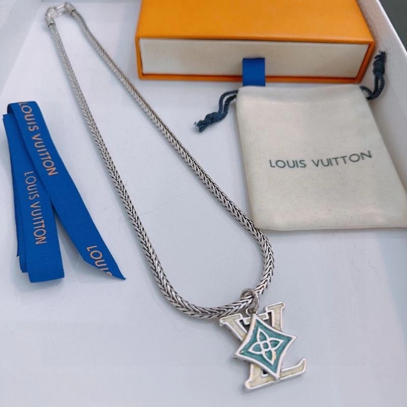 Flexible Louis Vuitton Necklaces 250363