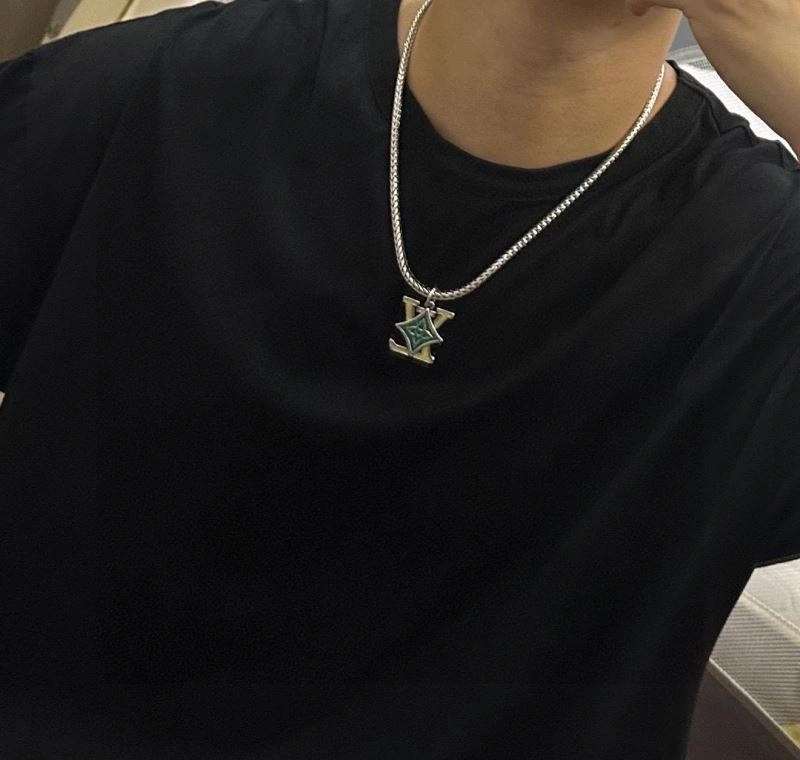 Flexible Louis Vuitton Necklaces 250363