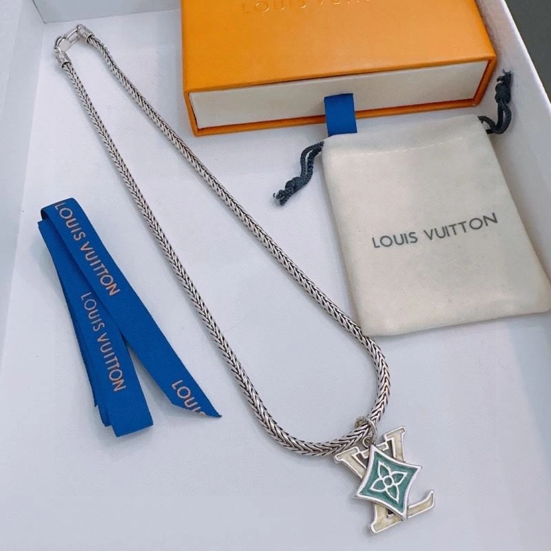 Flexible Louis Vuitton Necklaces 250363