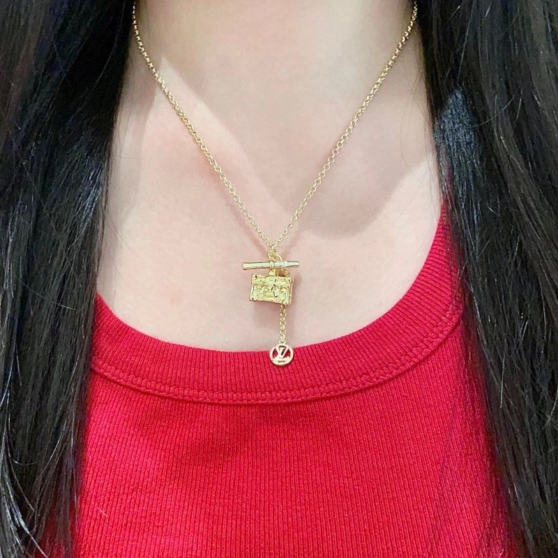 Supportive Louis Vuitton Necklaces 250091