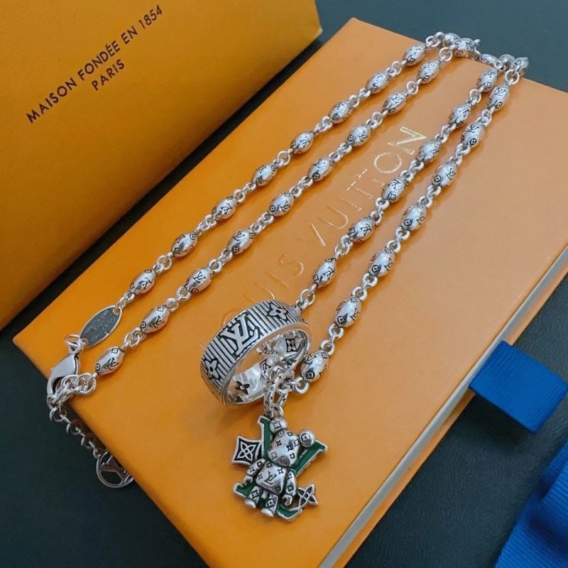 Trendy Louis Vuitton Necklaces 250074