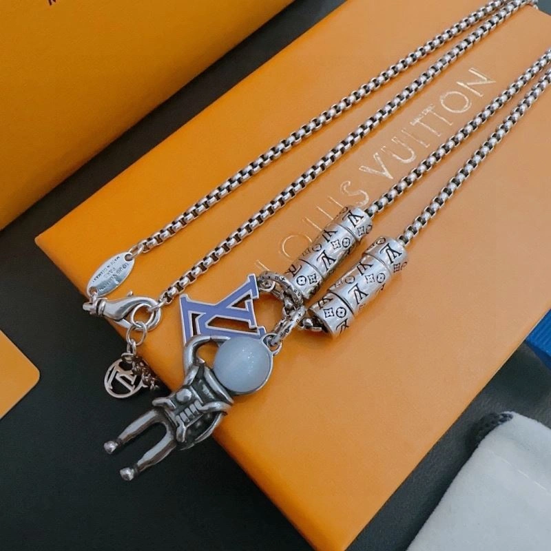 Supportive Louis Vuitton Necklaces 250067