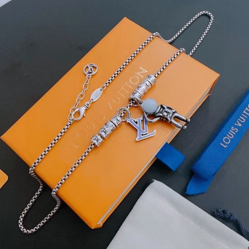 Supportive Louis Vuitton Necklaces 250067