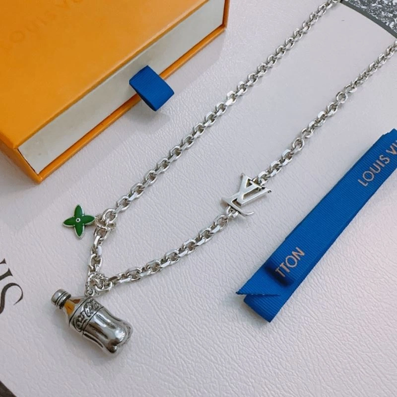 Versatile Louis Vuitton Necklaces 250040