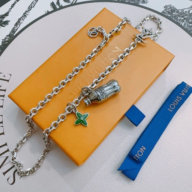 Versatile Louis Vuitton Necklaces 250040