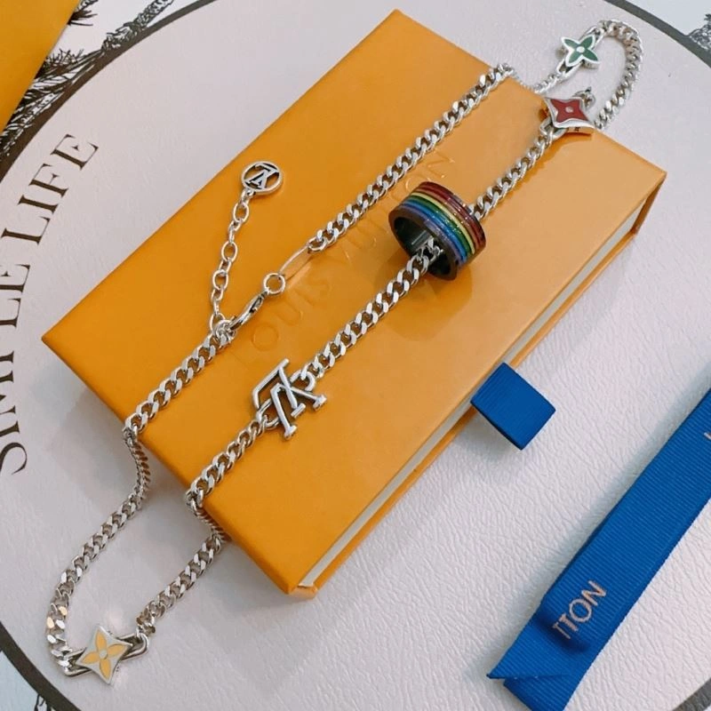 Fashionable Louis Vuitton Necklaces 250039