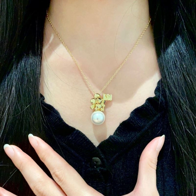 Fashionable Louis Vuitton Necklaces 250047