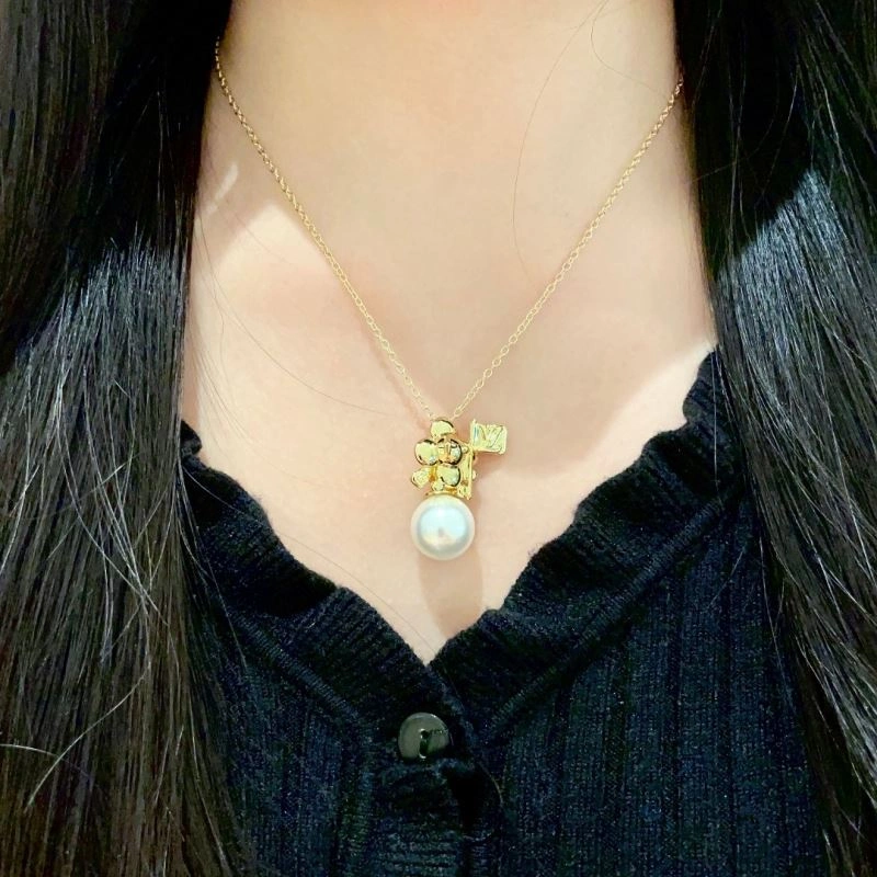 Fashionable Louis Vuitton Necklaces 250047