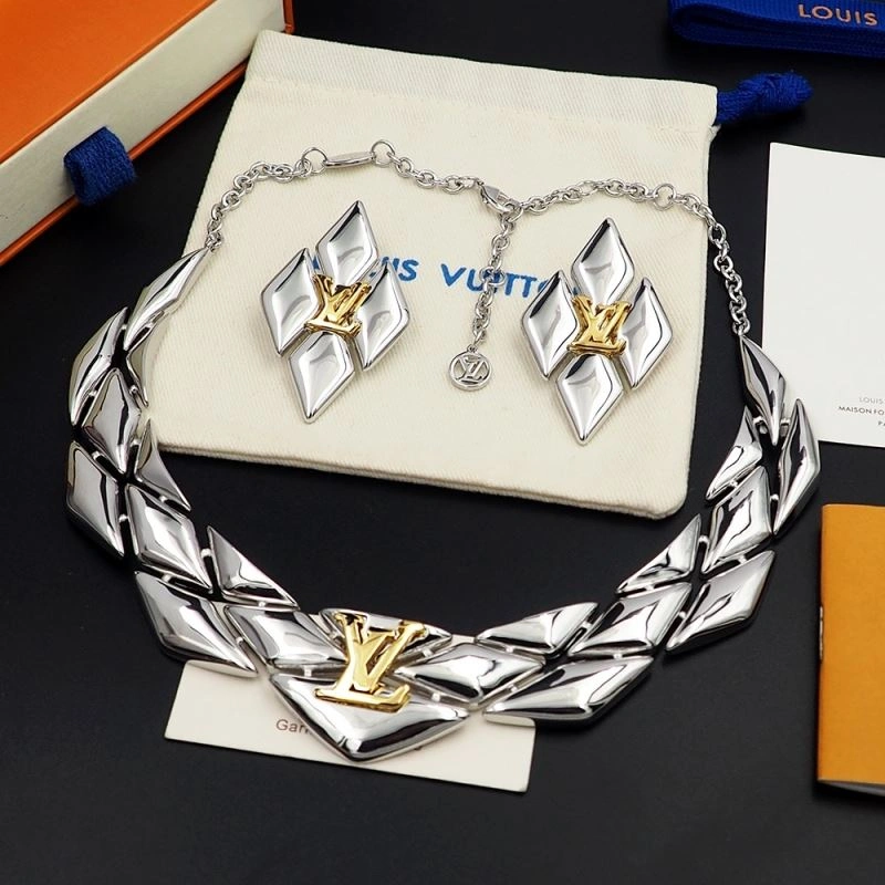 Packable Louis Vuitton Necklaces 250058