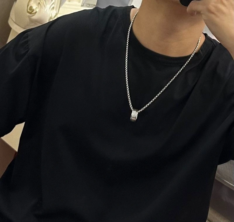 EyeCatching Louis Vuitton Necklaces 250031