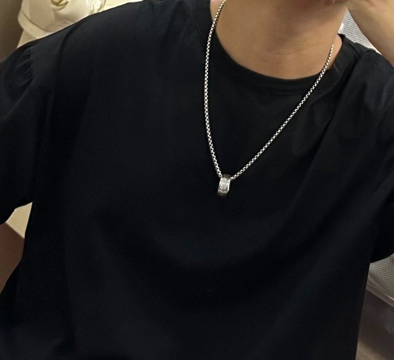 EyeCatching Louis Vuitton Necklaces 250031