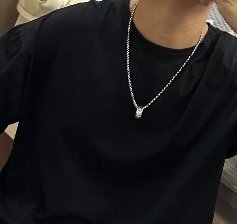 EyeCatching Louis Vuitton Necklaces 250031