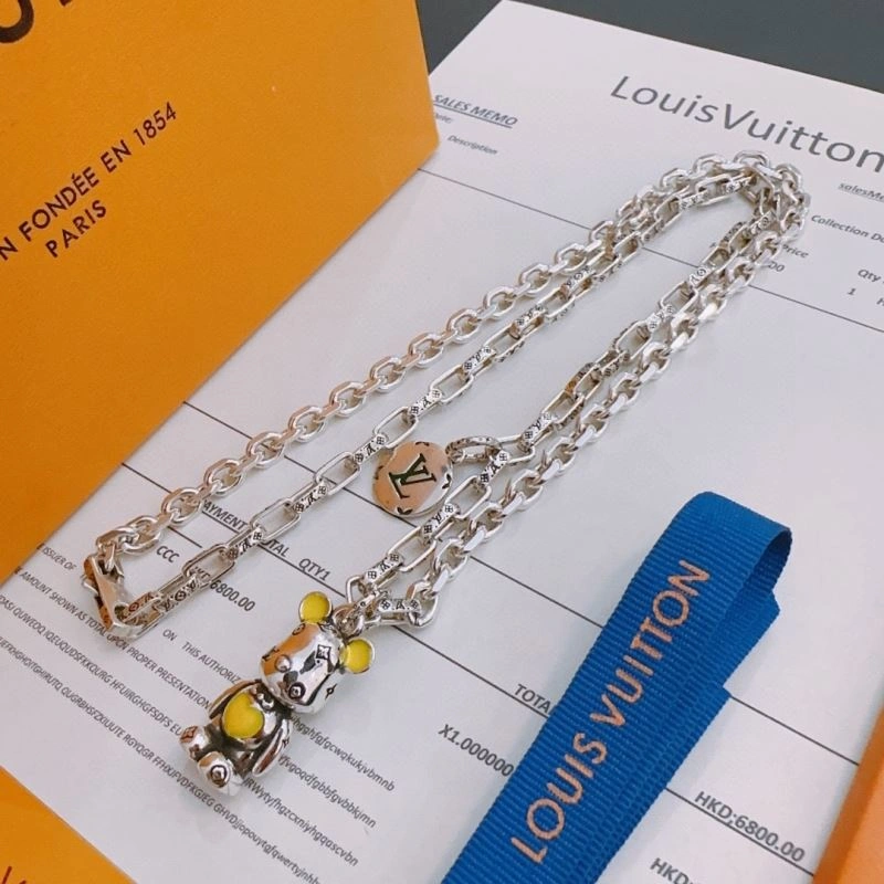 Minimalist Louis Vuitton Necklaces 250002