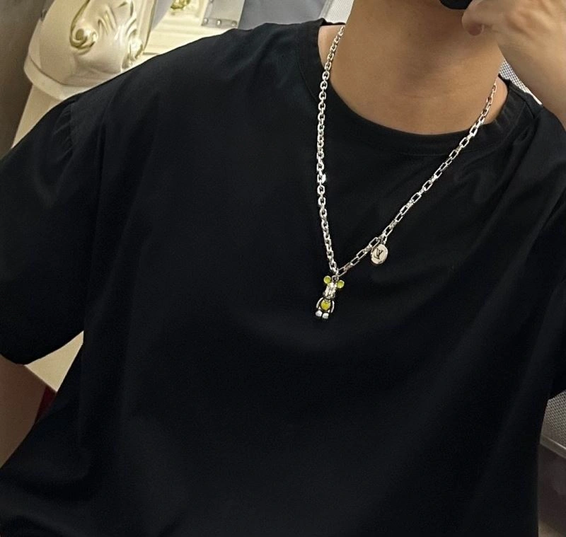 Minimalist Louis Vuitton Necklaces 250002