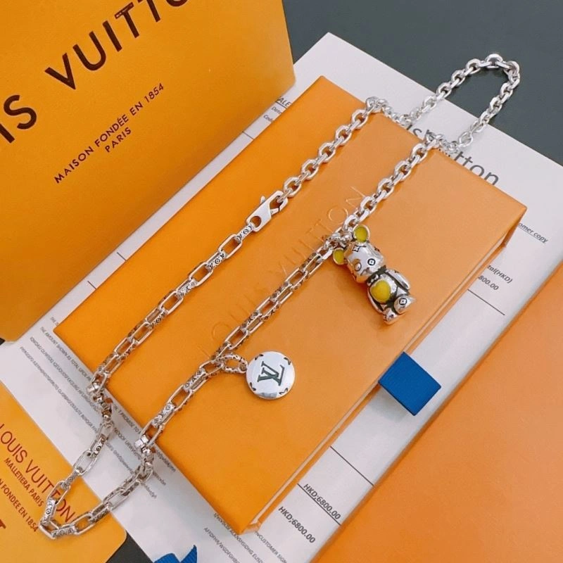 Minimalist Louis Vuitton Necklaces 250002