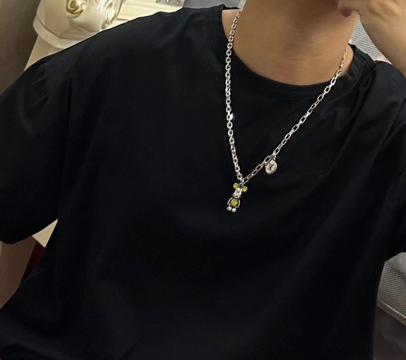 Minimalist Louis Vuitton Necklaces 250002