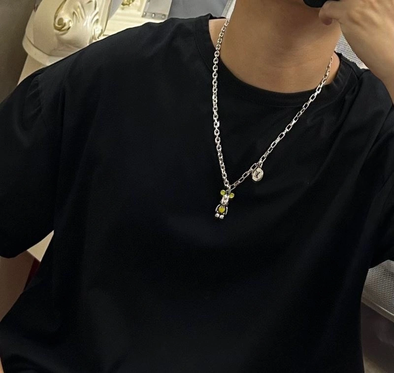 Minimalist Louis Vuitton Necklaces 250002