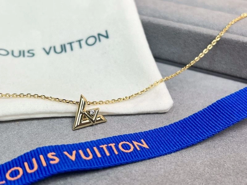 Versatile Louis Vuitton Necklaces 250006