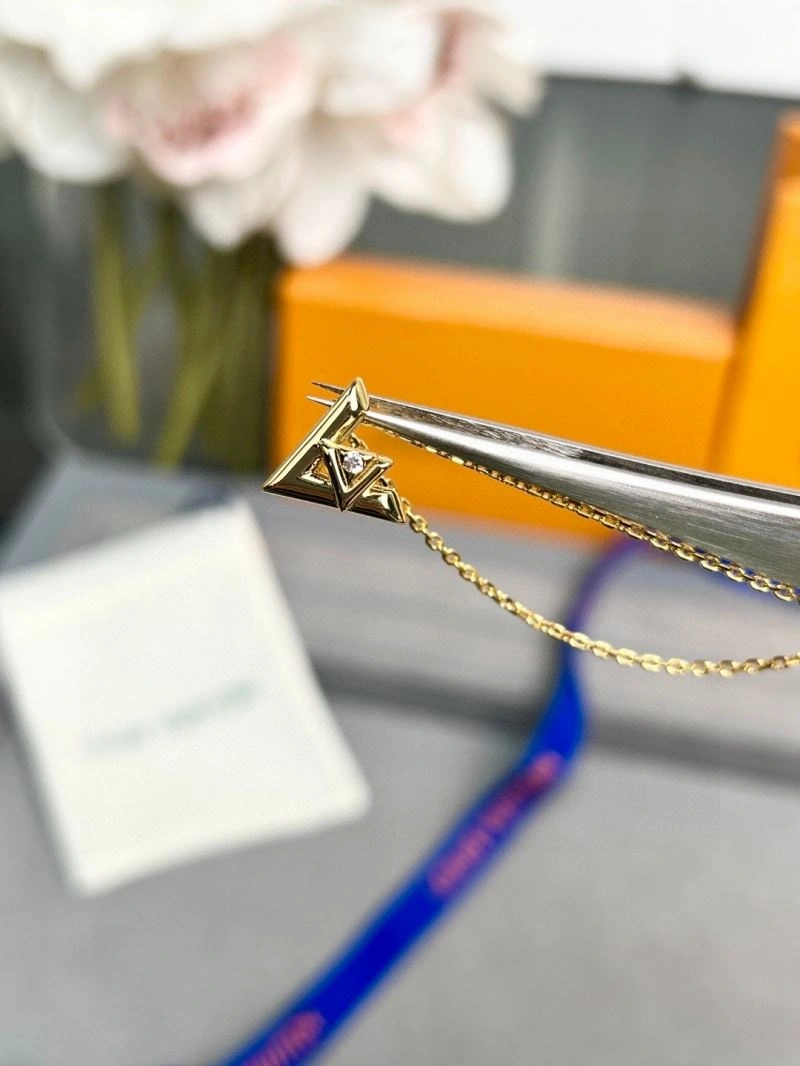 Versatile Louis Vuitton Necklaces 250006