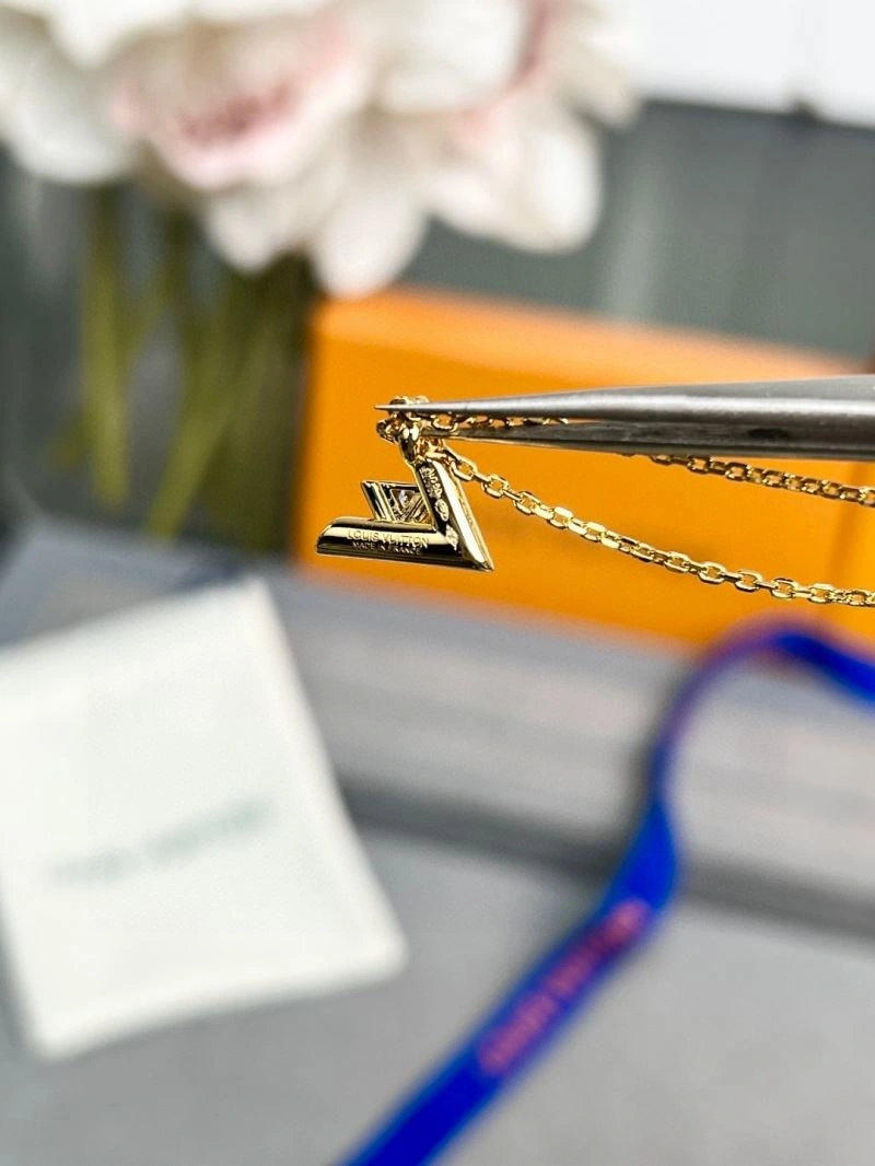 Versatile Louis Vuitton Necklaces 250006