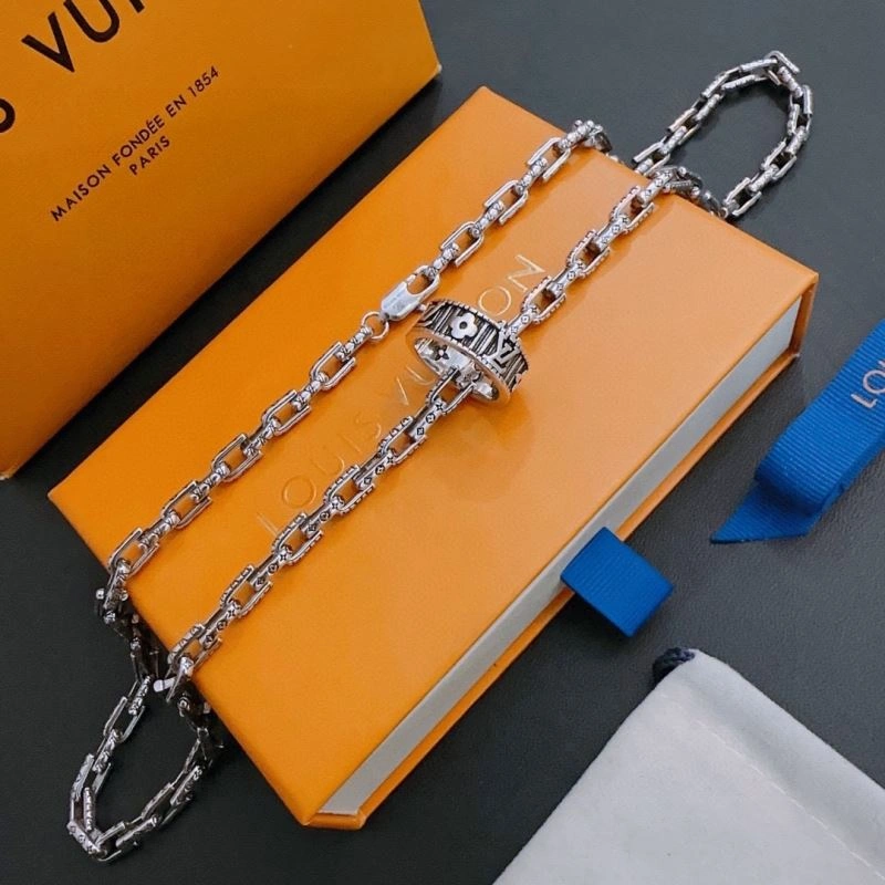 Louis Vuitton Necklaces Packable 250010