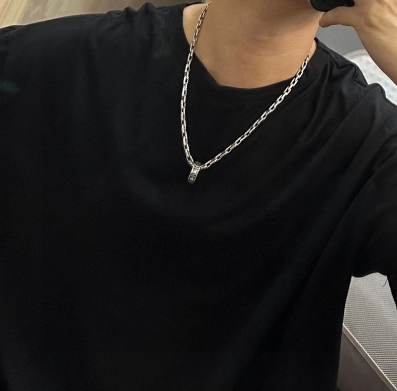 Attractive Louis Vuitton Necklaces 249777