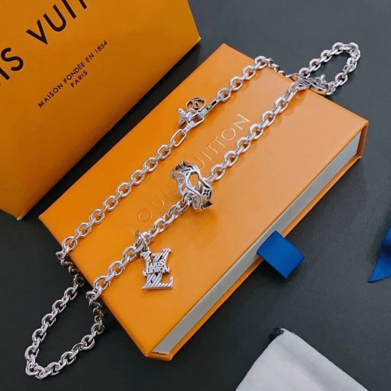 Packable Louis Vuitton Necklaces 249776