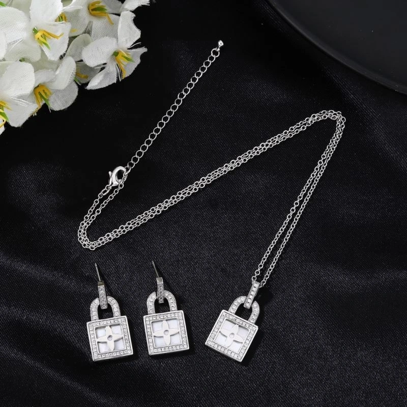 Louis Vuitton Necklaces Trendsetting 249767