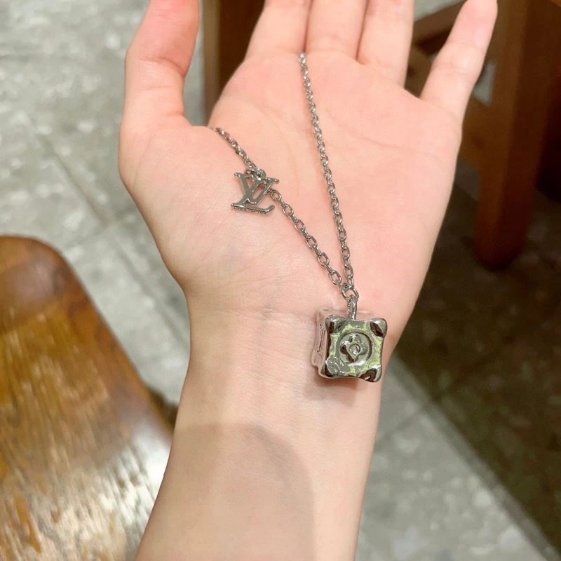 Louis Vuitton Necklaces HighPerformance 249709