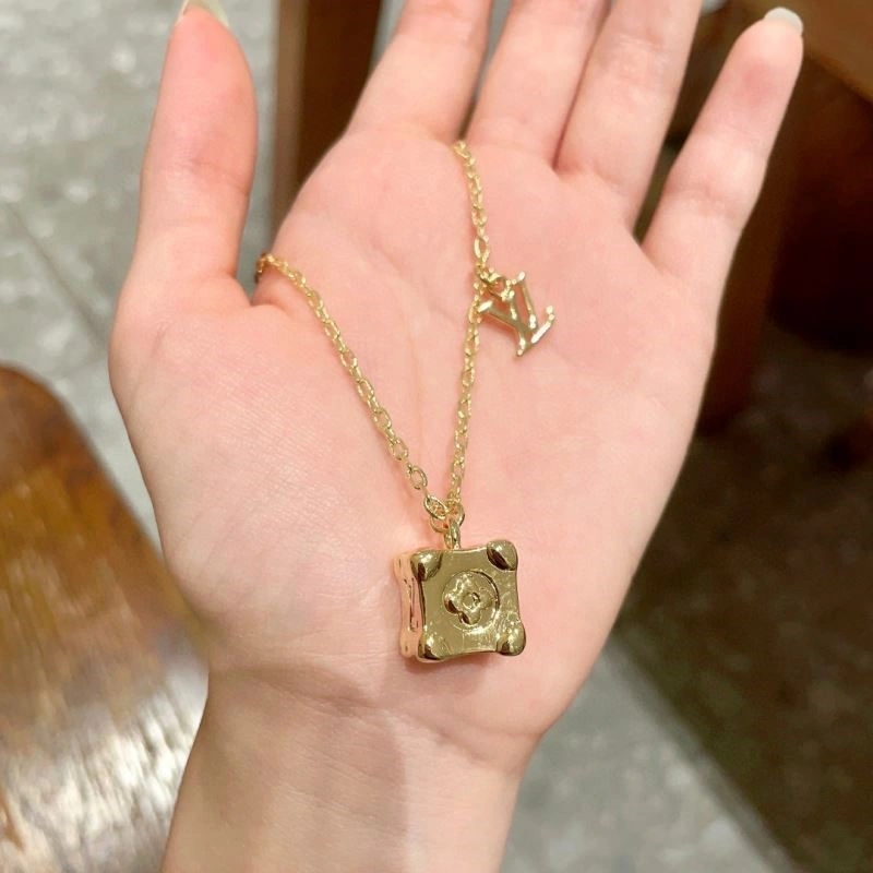 Trendsetting Louis Vuitton Necklaces 249678
