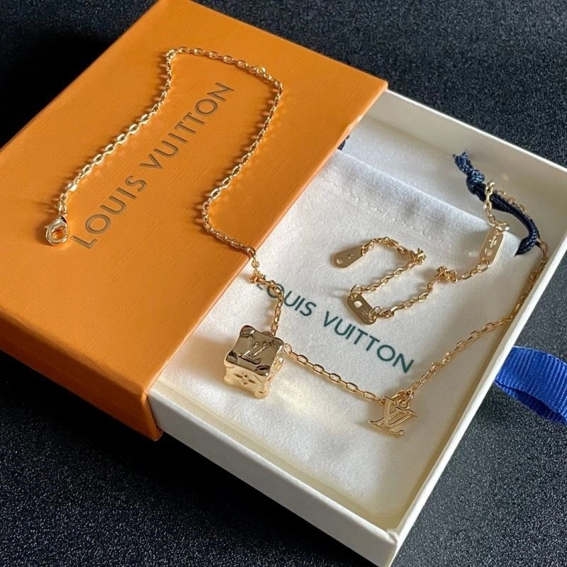 Trendsetting Louis Vuitton Necklaces 249678