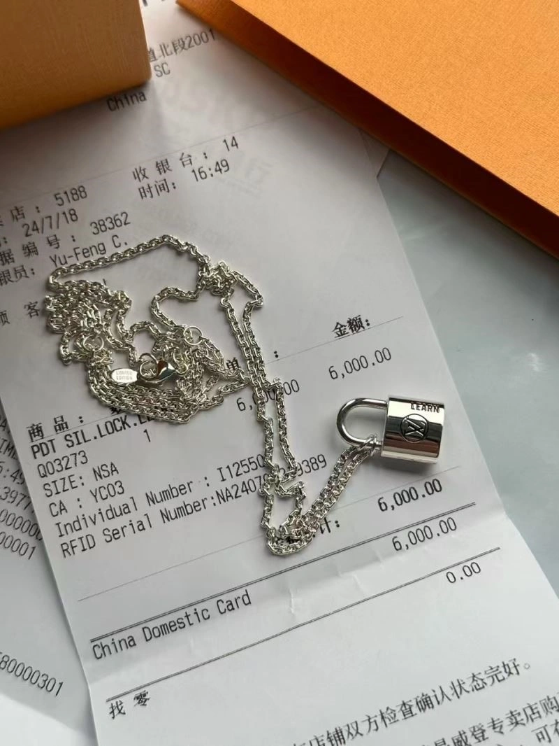 Effortless Louis Vuitton Necklaces 249700