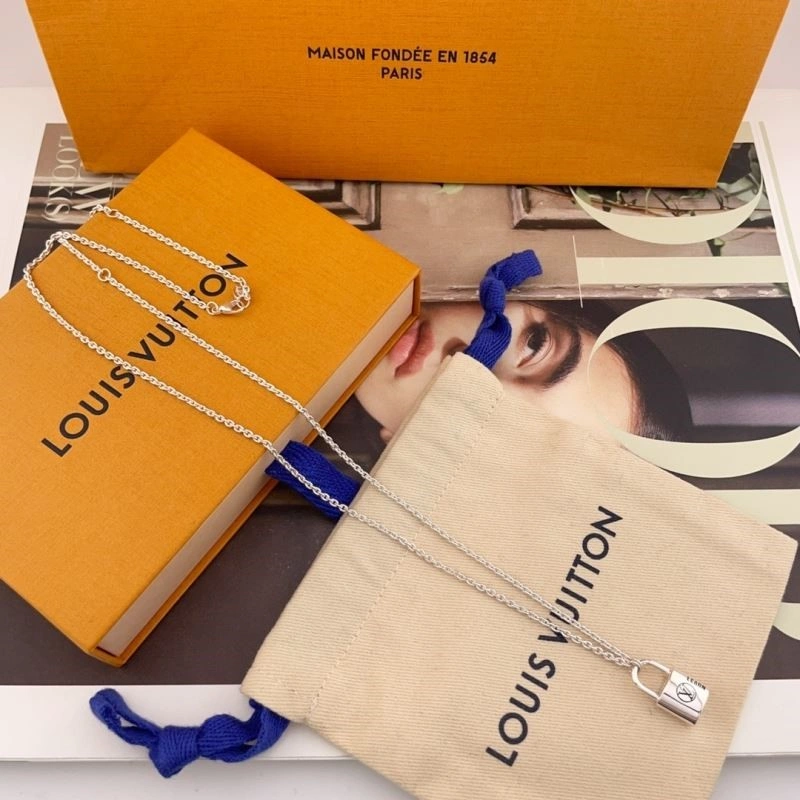 Effortless Louis Vuitton Necklaces 249700