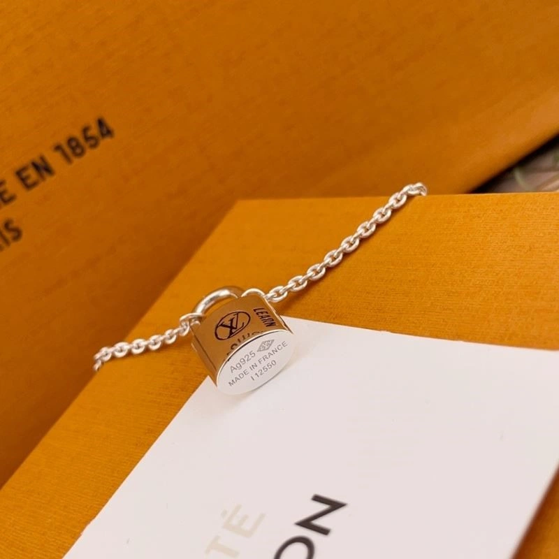 Effortless Louis Vuitton Necklaces 249700