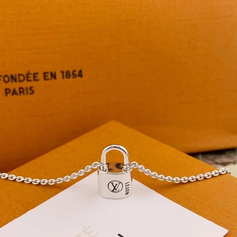 Effortless Louis Vuitton Necklaces 249700