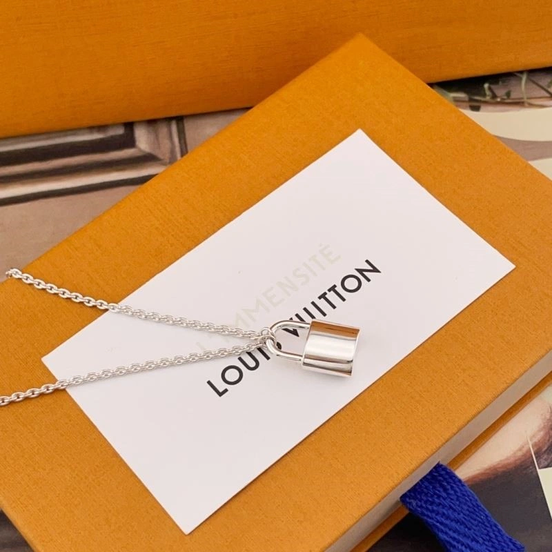 Effortless Louis Vuitton Necklaces 249700