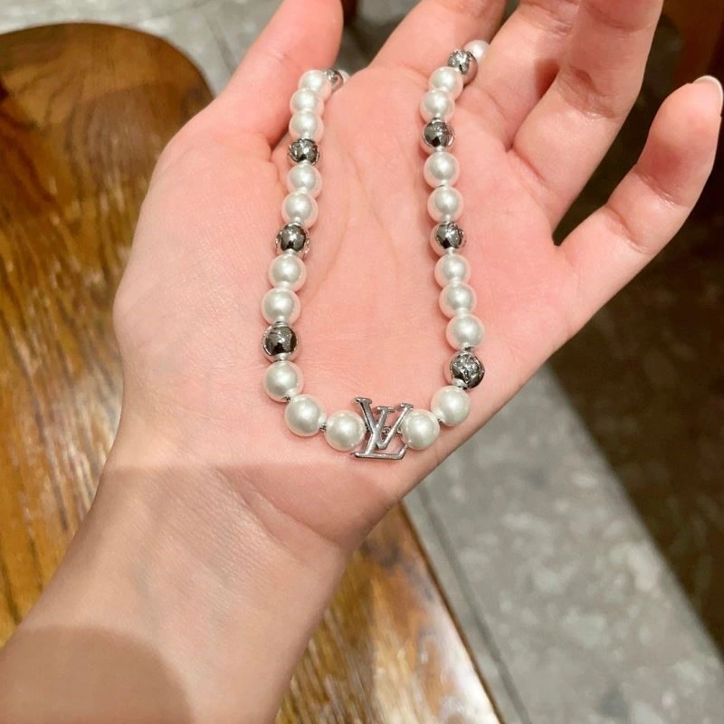 TechFriendly Louis Vuitton Necklaces 249701