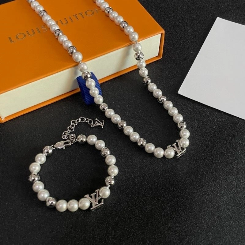 TechFriendly Louis Vuitton Necklaces 249701